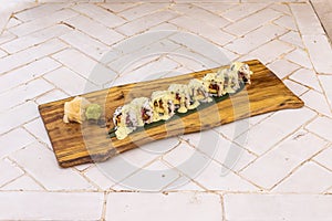 Maki roll spicy tuna sobre hoja de platano photo