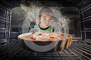 Horneando manzana tarta en eléctrico horno 