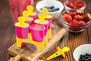 Making berry fruit popsicles at home