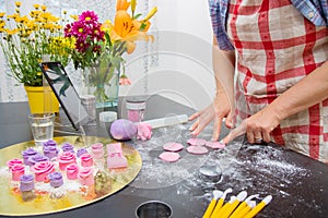 Making decoration for dessert from sugar mastic