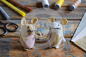 Making felt mouse. Sewing toys with your own hands. DIY concept for children. Handmade crafts. Step 6. Finished toy