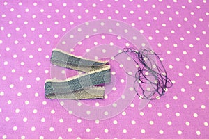 Making flower brooch from recycled old jeans, lace and artificial stamens. Step by step. Recycled denim projects how to make