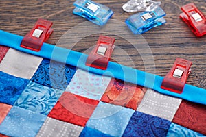Making of quilt binding by dint of sewing quilting clips