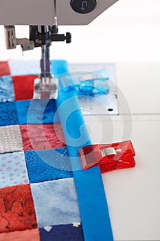 Making of quilt binding by dint of sewing quilting clips by using sewing machine