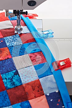 Making of quilt binding by dint of sewing quilting clips by using sewing machine