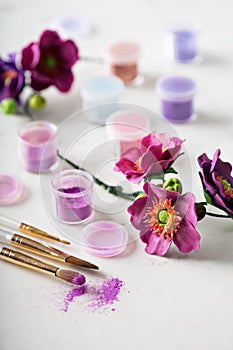 Making sugar flowers with powdered dyes