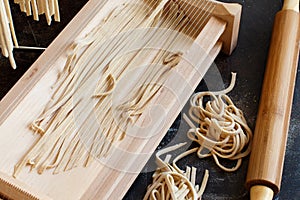 Making tagliolini pasta alla chitarra with a tool