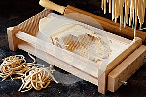 Making tagliolini pasta alla chitarra with a tool