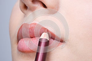 Making up lips contour