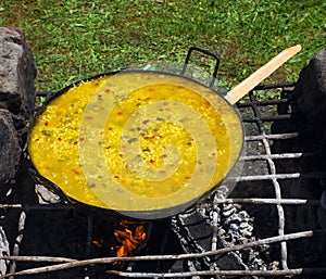 Making vegetables paella