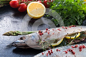 Makrele with green asparagus