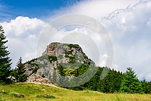 Národný park malá Fatra, kisrozsutec, vrchol hory malý rozsutec, pohľad z paseky pod vrcholom počas trekingu