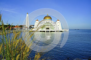 Angustia mezquita eso es un mezquita se encuentra sobre el isla más cercano Malasia 