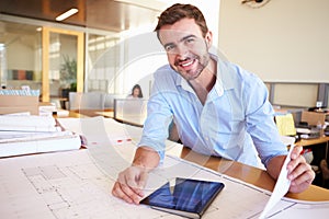 Masculino el estudio planes en oficina 