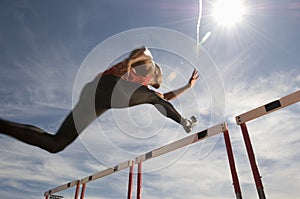 Masculino atleta saltando obstáculo 