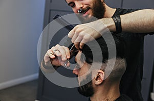 Samec holič česanie holenie vlasy z samec zákazník 