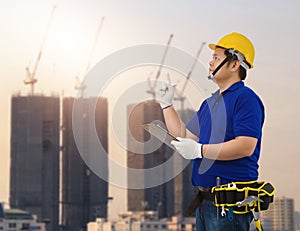 Male Building contractor Sign the signature on the Construction progress form