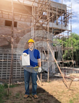 Male Building contractor Sign the signature on the Construction progress form