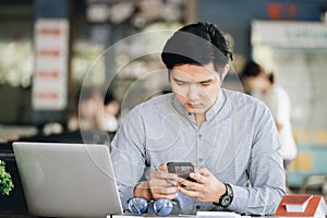 A male businessman is using the telephone to communicate with colleagues for financial planning and investment planning.