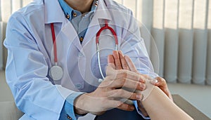 A male doctor provides consultation and treatment, soothes patients in ambulances.