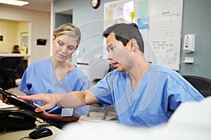 Samec a žena zdravotná sestra pracovné na sestry stanica 