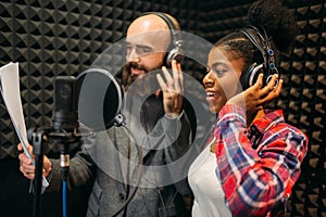 Masculino a una mujer cantantes en registro estudio 