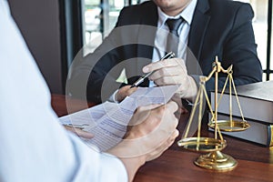 Samec právnik diskusia vyjednávanie právne prípad zákazník v súdna sieň a spravodlivosť 