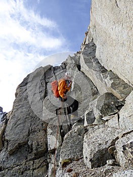 Masculino montana alpinista rappel de empinado rocoso peine en francés Alpes más cercano 