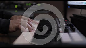 Male musician playing jazz on piano in a recording session taken close up / Hombre tocando piano