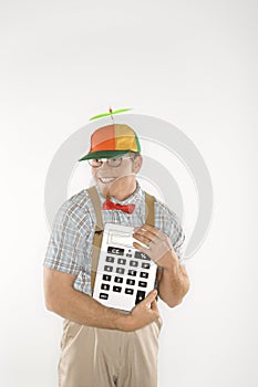 Samec blbecek držanie kalkulačka 