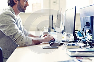 Samec kancelária pracovník pozerá na počítač obrazovka dáta 