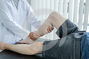Male patients consulted physiotherapists with knee pain problems for examination and treatment. Rehabilitation physiotherapy