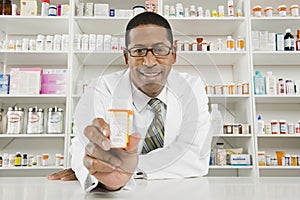 Masculino farmacéutico en negocios en farmacia 