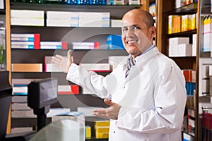 Male pharmacists working in farmacy