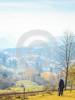 Jesenné hmlisté hory krajina Slovensko