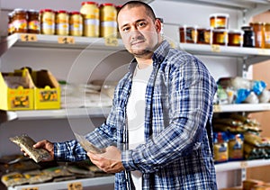 Male purchaser buying kidney beans