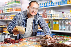 Male purchaser buying kidney beans