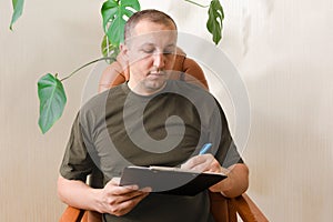 A male soldier in a psychologist's office with post-traumatic stress disorder.