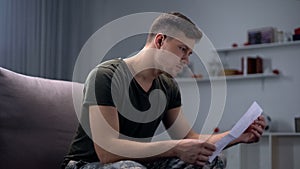 Samec vojak čítanie list rodina ozbrojený sily povinnosť pocit podpora 