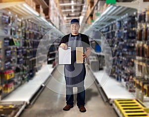 Male staff Delivering products Sign the signature on the product receipt form with parcel boxes