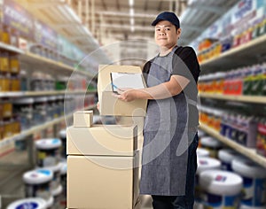 Male staff Delivering products Sign the signature on the product receipt form with parcel boxes