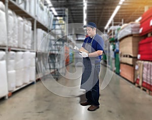 Male staff Delivering products Sign the signature on the product receipt form with parcel boxes