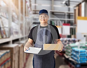 Male staff Delivering products Sign the signature on the product receipt form with parcel boxes