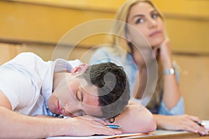 Männlich studenten fallen schlafen während nobel 