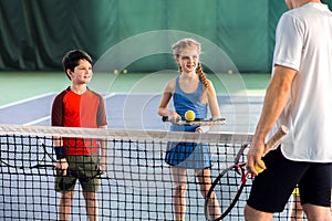 Masculino tenis entrenador ensenando 