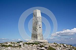 Malý Kriváň, Malá Fatra, Slovensko - Pomník a kamenný obelisk na vrcholu kopce a hory