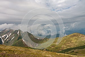 Malý Kriváň, hora v Malé Fatře, Slovensko, pohled z hory Pekelník, na jaře zataženo