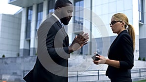 Man apologizing to lady employee for attempt of pick up, business relationship