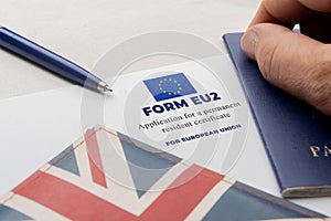 Man apply for a permanent resident european certificate filling a EU2 form