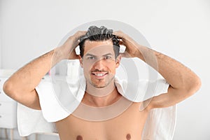 Man applying shampoo onto his hair